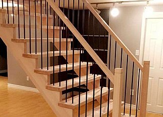 Escalier ouvert avec limos pleins, barreaux de métal